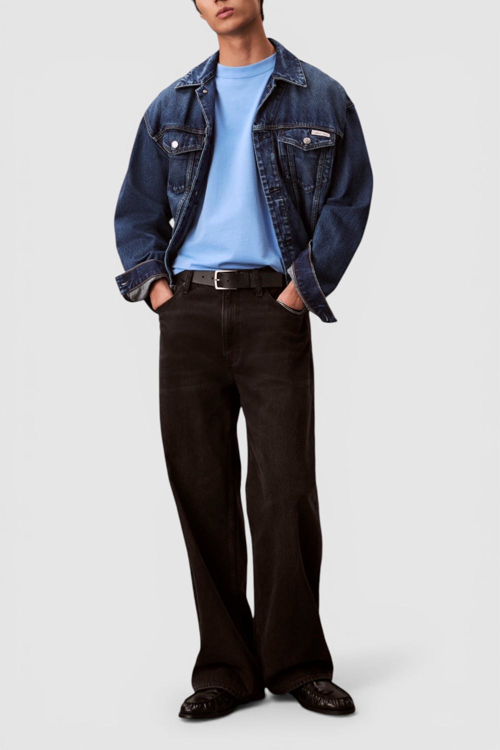 תמונת כל הלוק של חולצת טי בגזרה ישרה